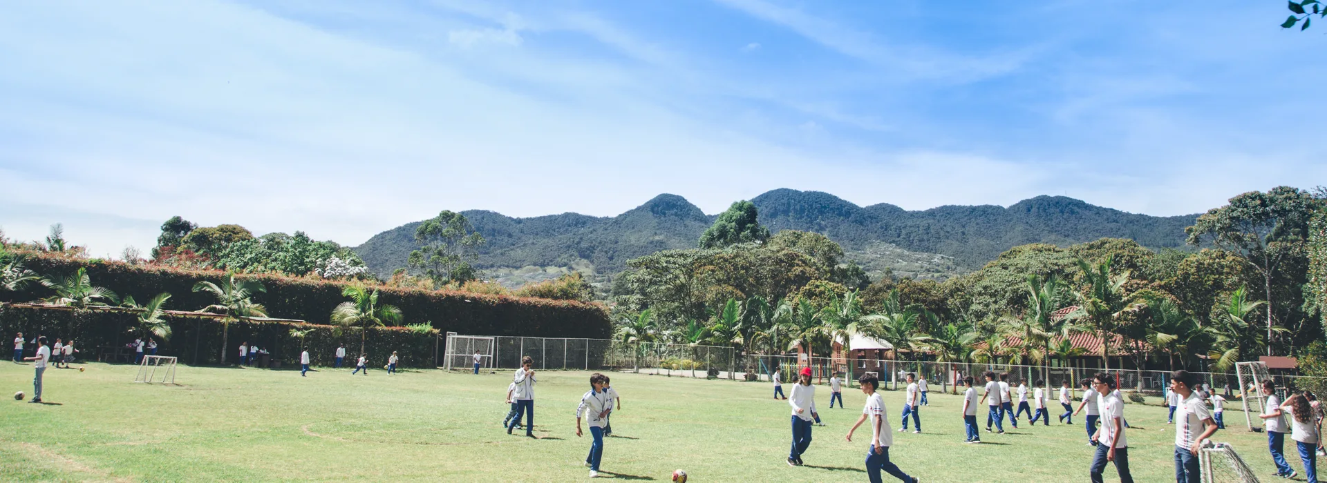 Estudiantes del Colegio Anglo Español en el campus