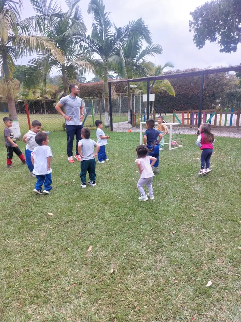 Niños de prejardín y jardín jugando al aire libre en el campus del Colegio Anglo Español