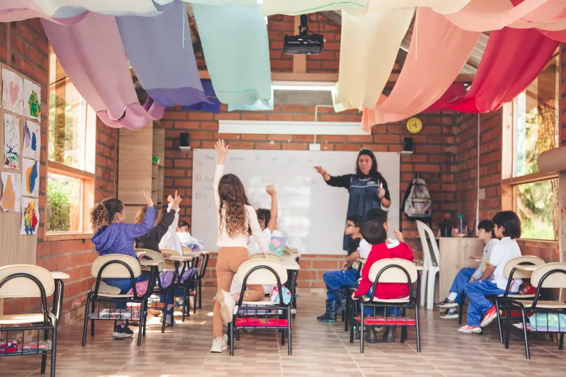 Aula de preescolar del Colegio Anglo Español con niños trabajando en mesas de colores